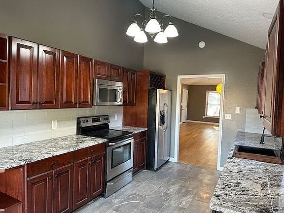 2nd image of 3819 Stonebridge Dr