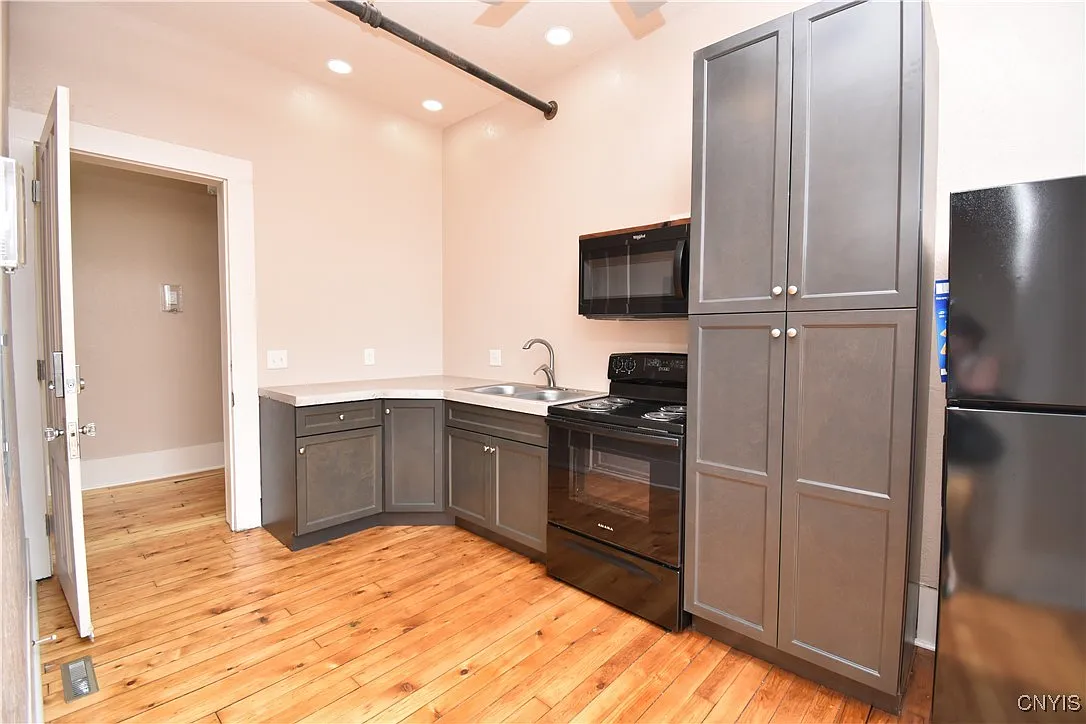 Studio, 1.0 bath, 800 sqft, $975 — Photo 3