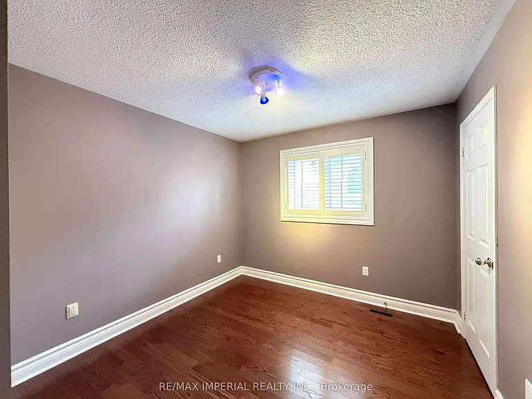 5735 Tayside Cres — Photo 11