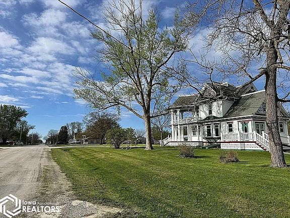 4th image of 1002 Maple St