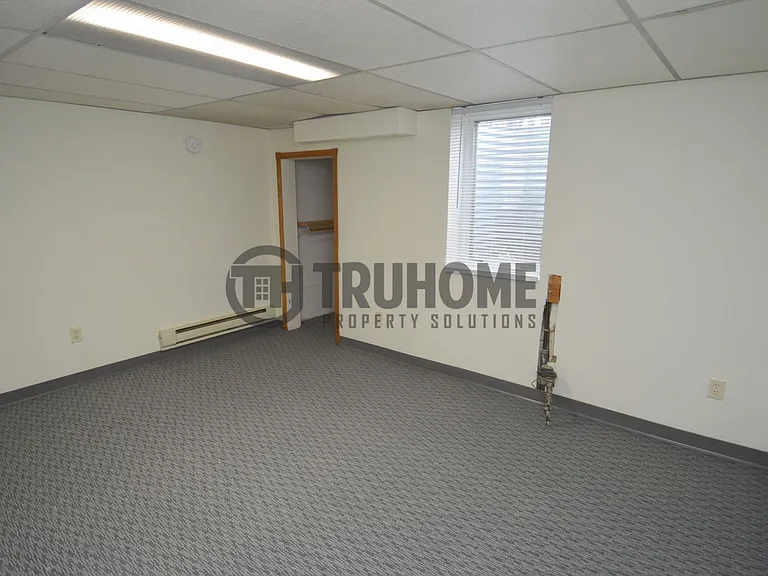 2305 University Ave — Photo 23