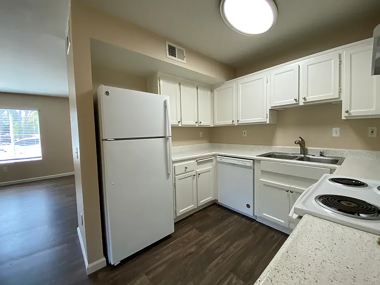 Sunny Creek Apartments — Photo 6