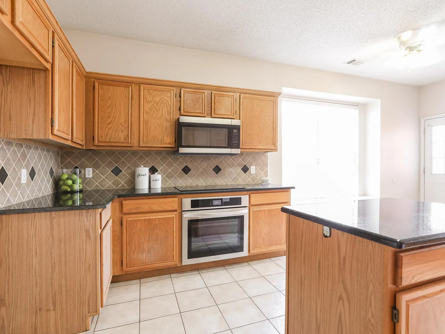 4 bed, 3.5 bath, 2347 sqft, $2,950 — Photo 4