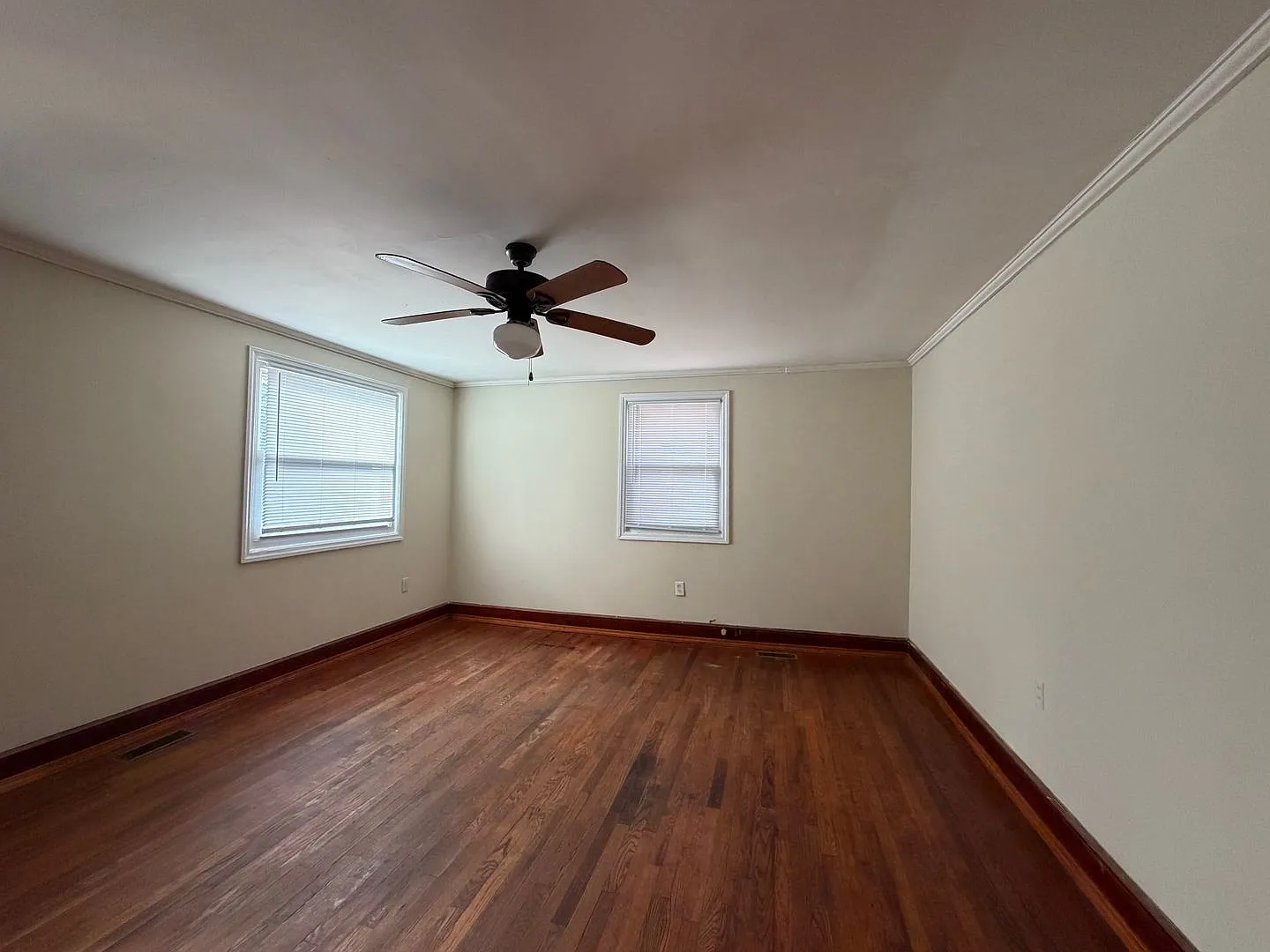 Great Experiences Are Just Around The Corner. Charming 2 bedroom Ranch Style Bungalow. — Photo 4