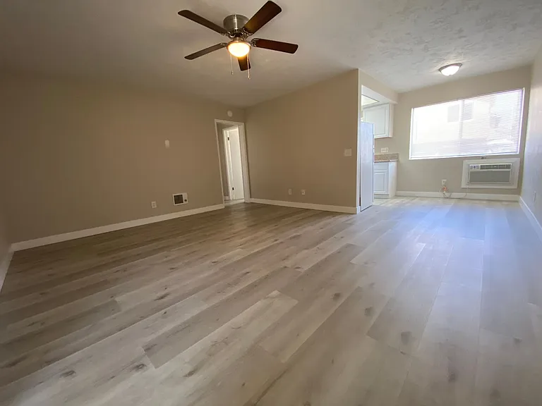 Two Bedroom Apartment Normal Heights with on-site Laundry and small dog friendly! — Photo 1