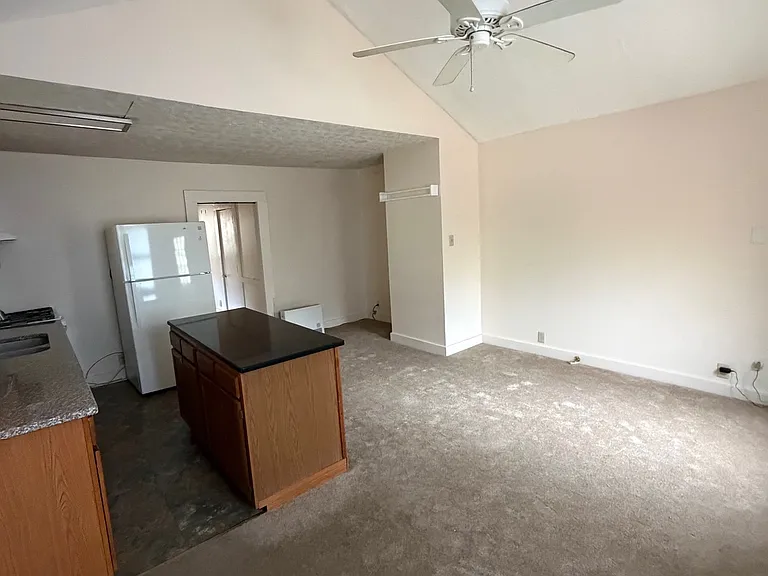 Vinca Dr — Photo 2