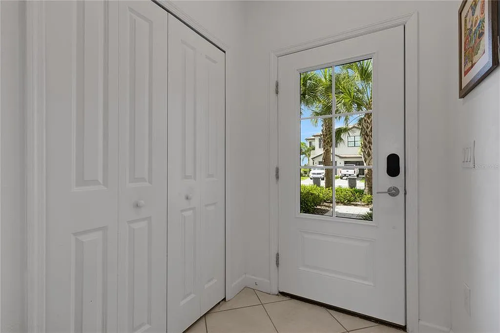 3 bed, 2.5 bath, 1925 sqft, $3,000 — Photo 2