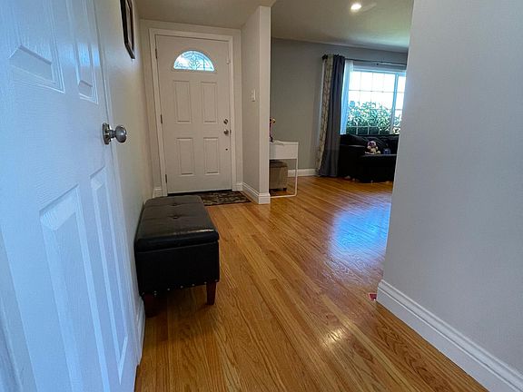 Main entrance with living room on the right