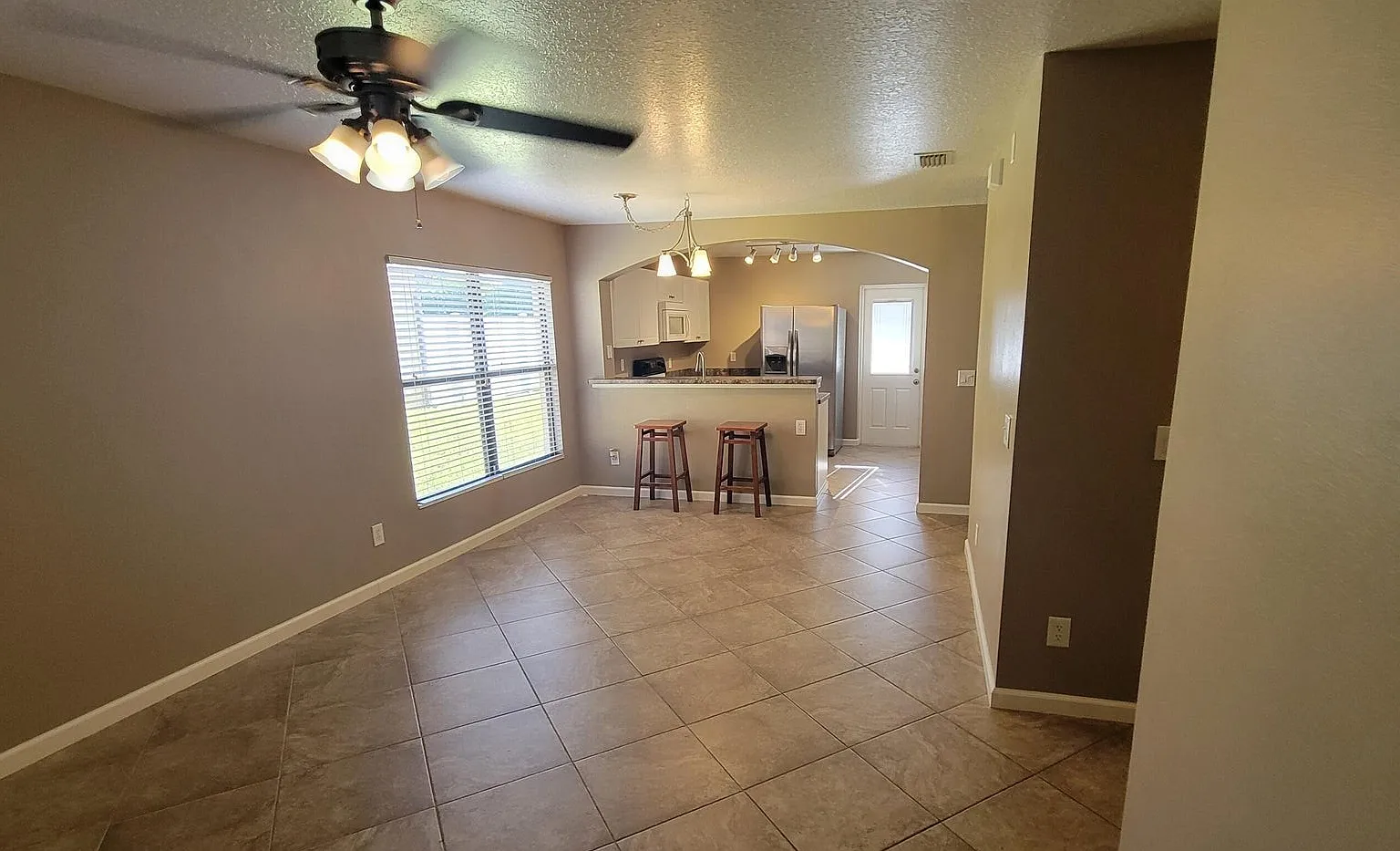 3 bed, 1008 sqft, $1,900 — Photo 4