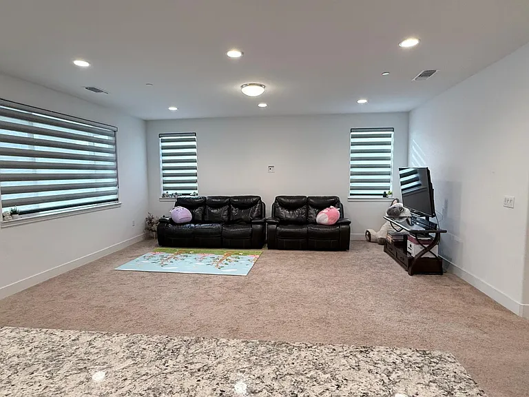 58 E Kamyar Pl — Photo 11