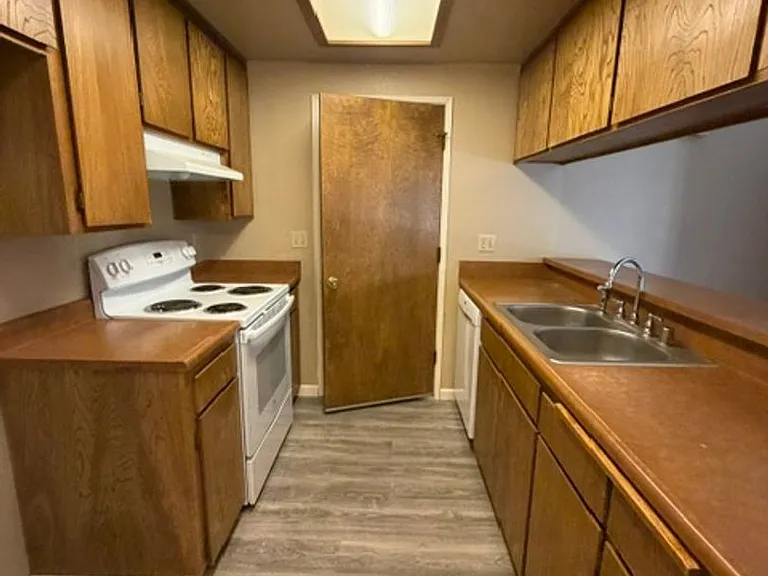 1643 Ashley Ave — Photo 5