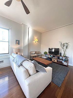 4th image of 2350 Broadway #820