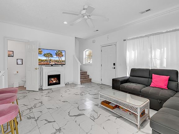 5th image of 404 8th Ave. S #5