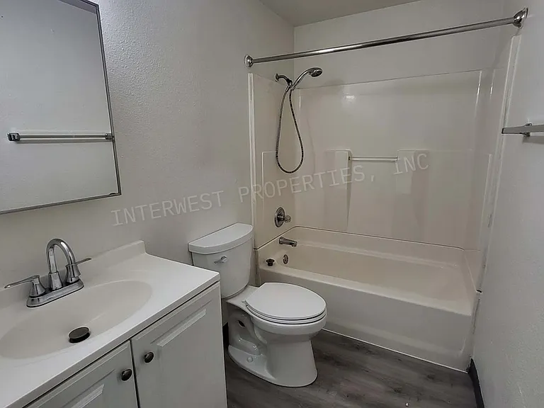 8231 N Fessenden St #9 — Photo 17