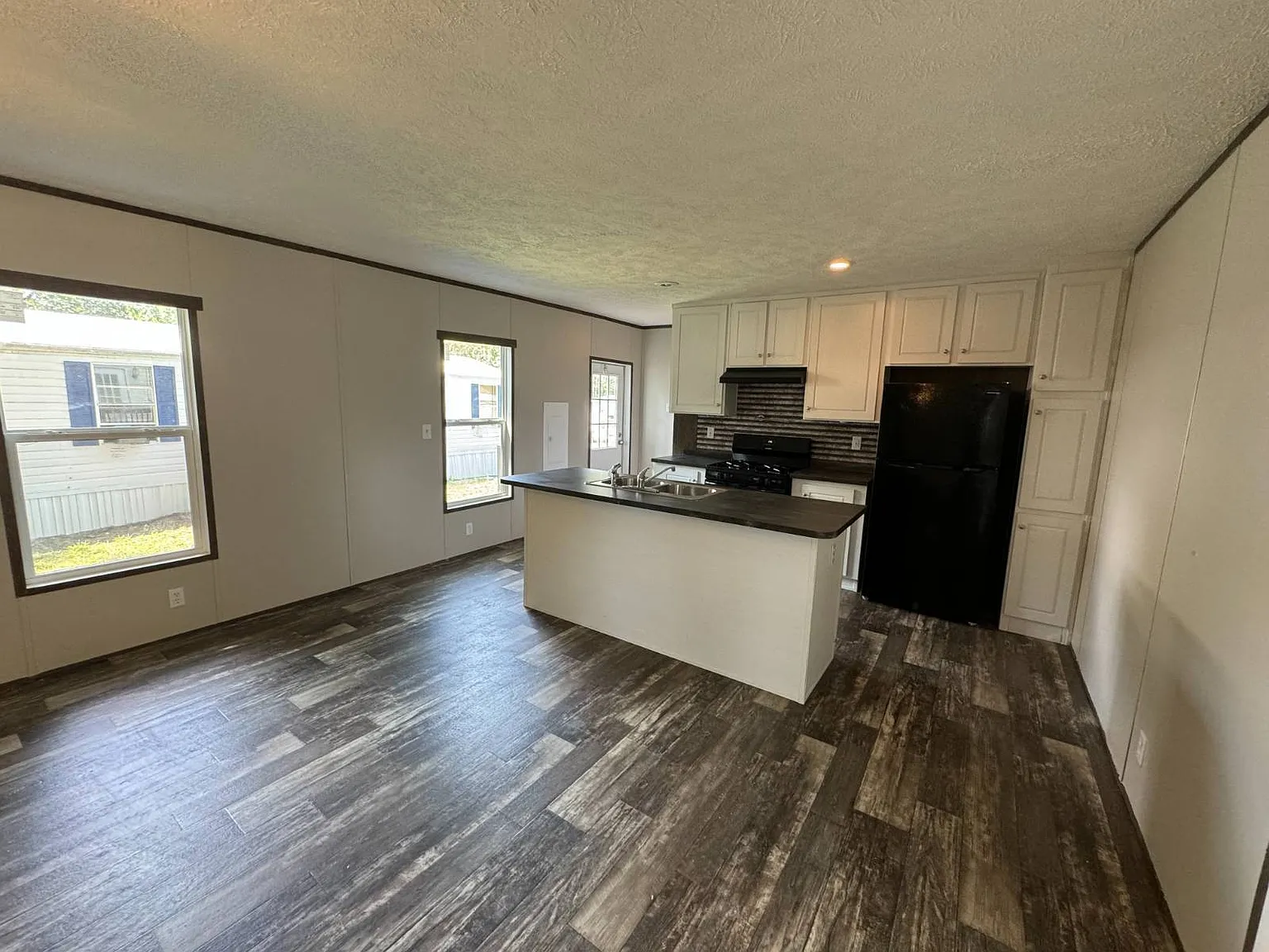 3 bed, 2.0 bath, 1056 sqft, $1,450 — Photo 1