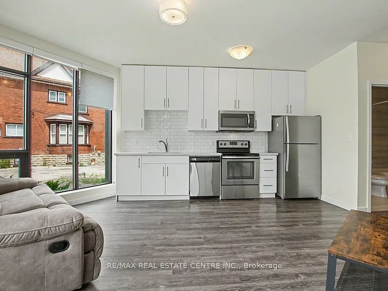690 King St W #101 — Photo 14