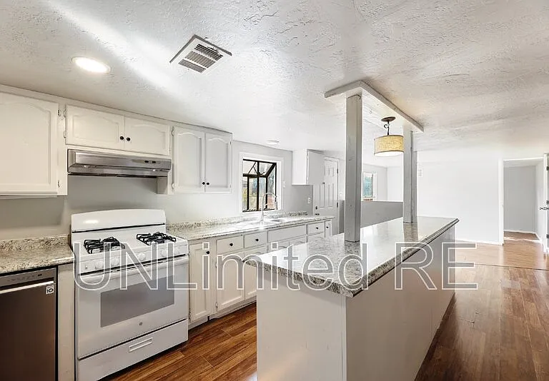 3460 E Colorado Dr — Photo 2