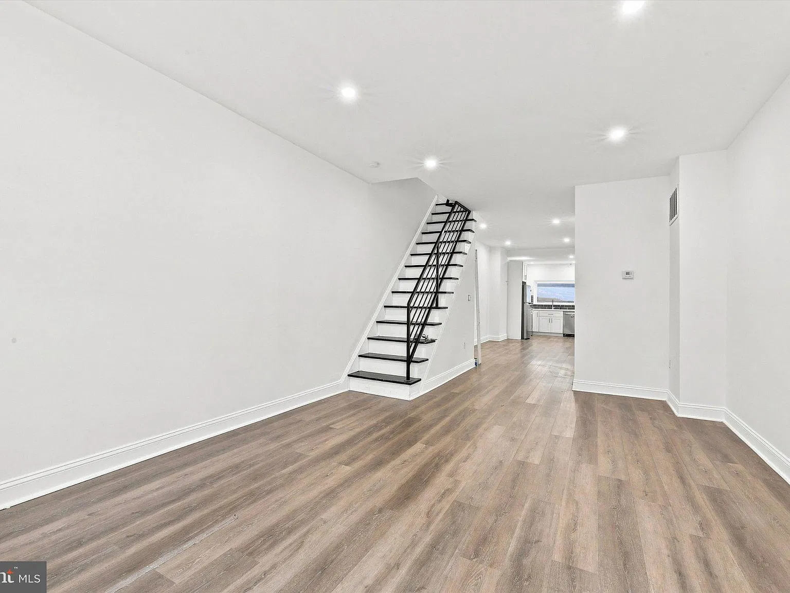 3 bed, 1.5 bath, 988 sqft, $1,800 — Photo 2