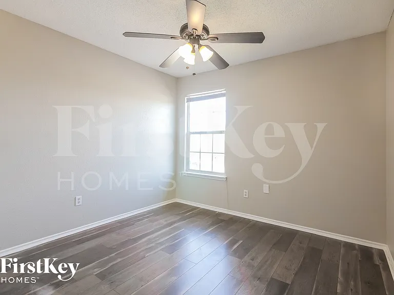 916 Simi Dr — Photo 11