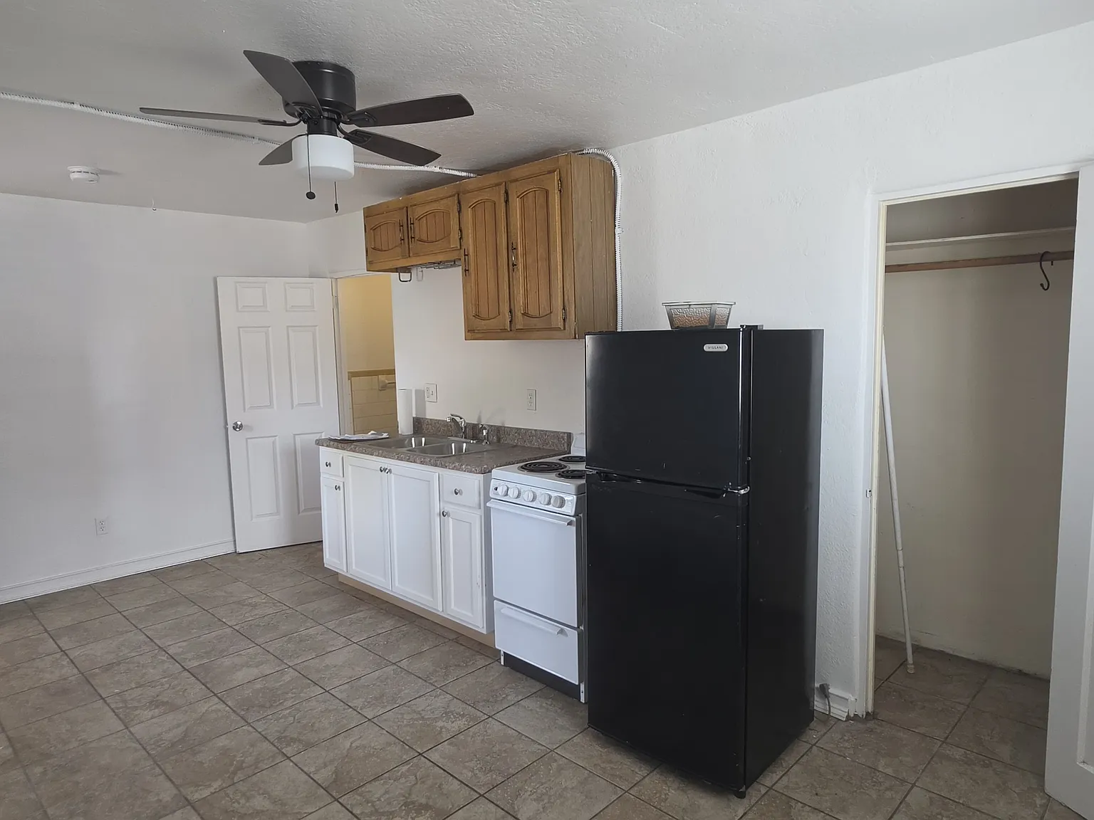 Studio, 275 sqft, $875 — Photo 3