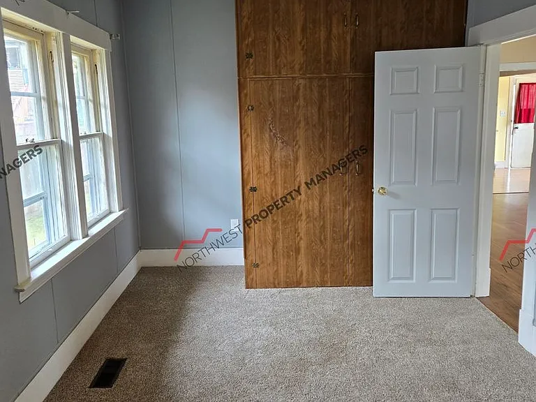 927 Marion St — Photo 16