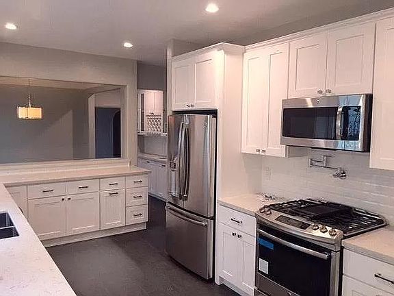 3rd image of 345 N Mansfield Ave Room 1