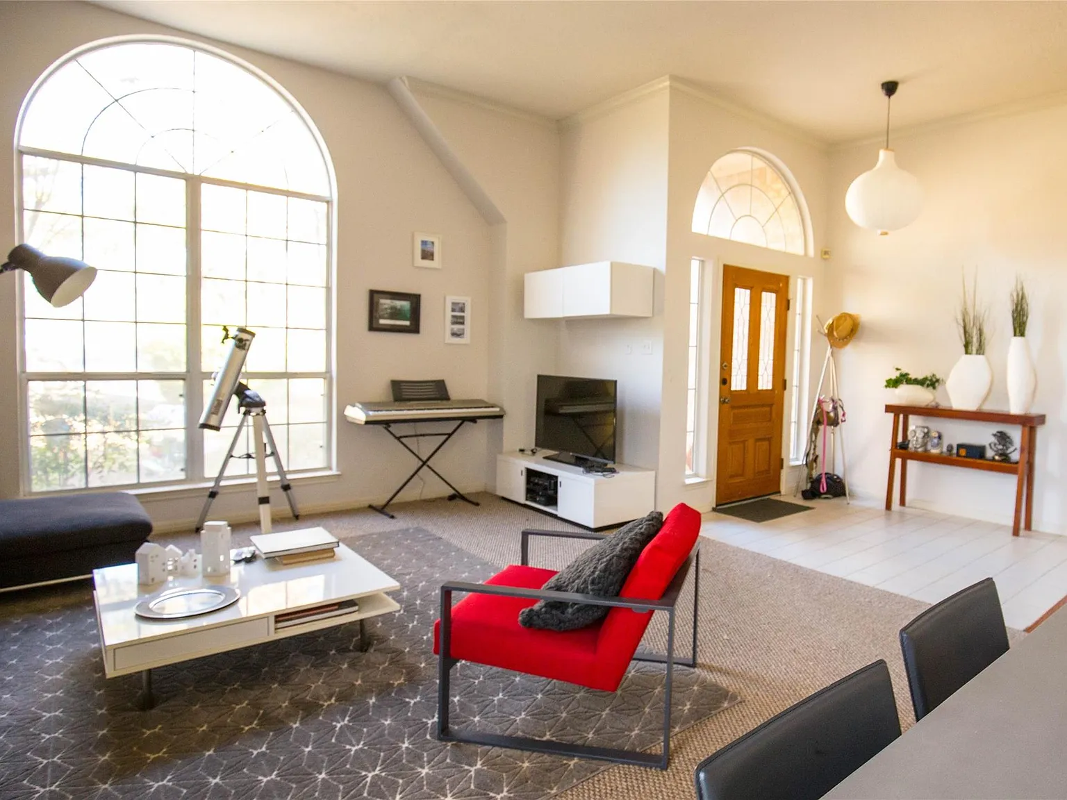 4 bed, 2.0 bath, 2375 sqft, $2,798 — Photo 4