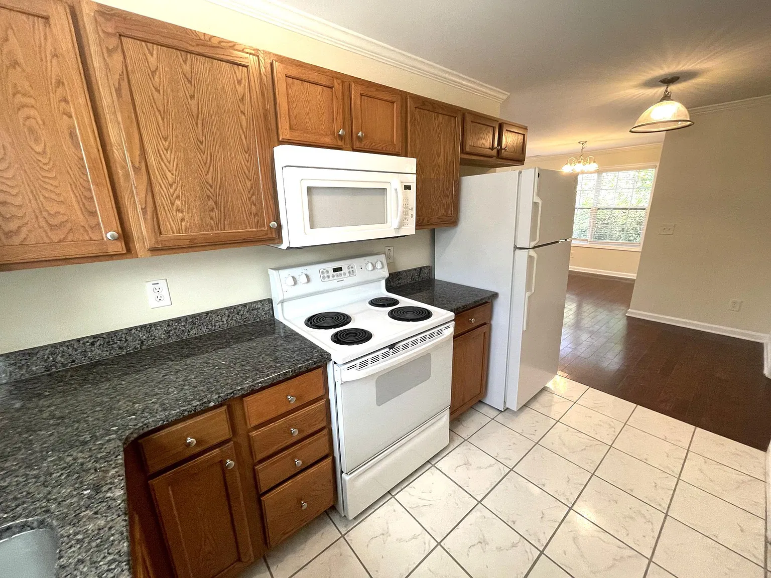 5 bed, 1981 sqft, $2,875 — Photo 4