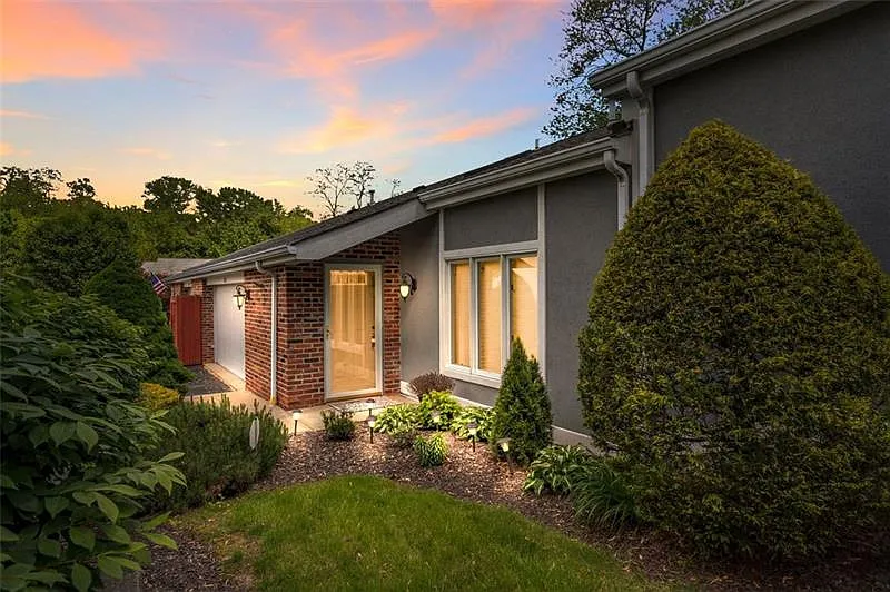 135 Queens Way photo 1