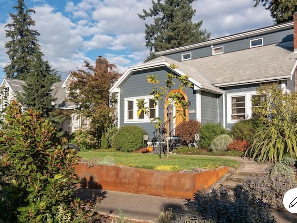 HOUSE // Exterior view from the street.