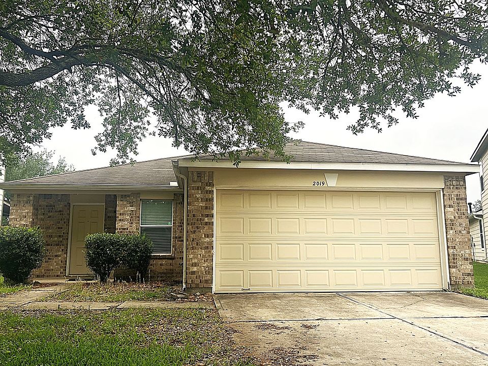 1st image of 2019 Pine Croft Dr
