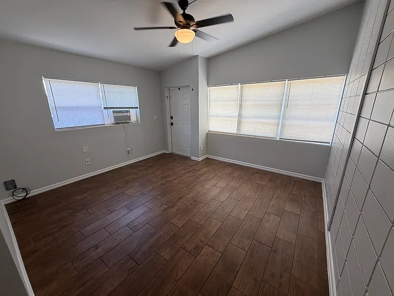 1720 Miller Ave — Photo 4
