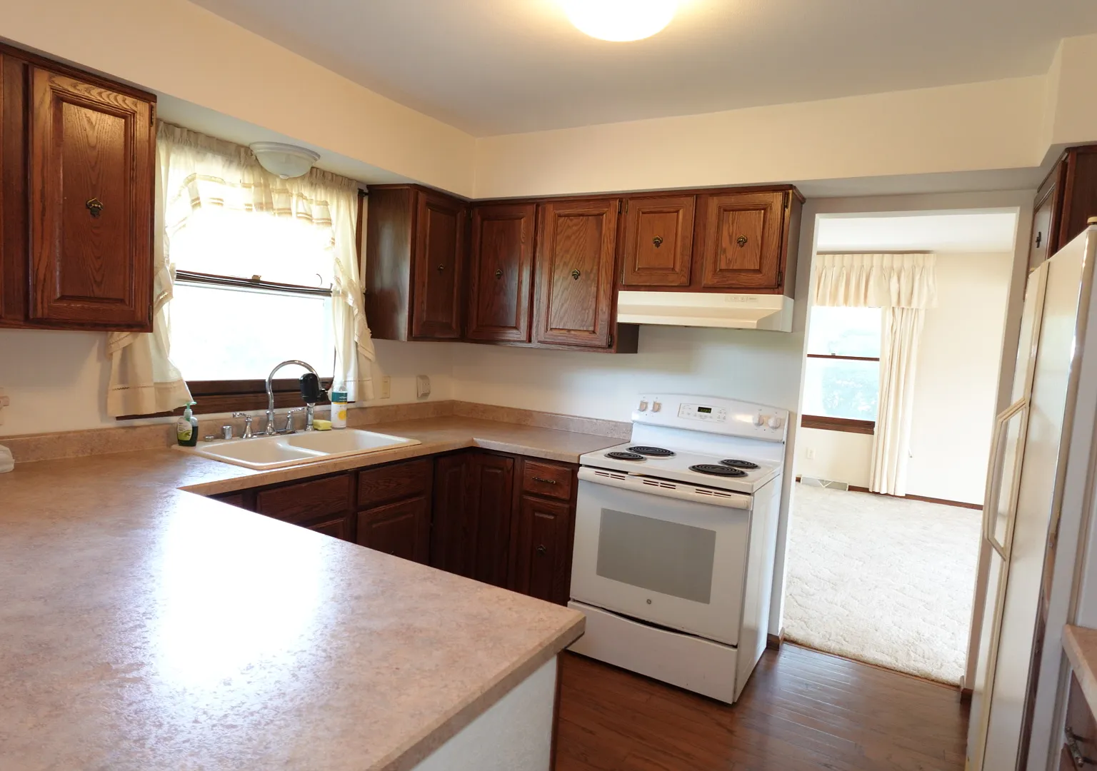 4 bed, 2.5 bath, 2196 sqft, $3,200 — Photo 4