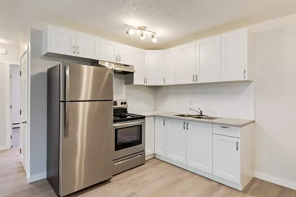 Mirror Lake Apartments — Photo 2