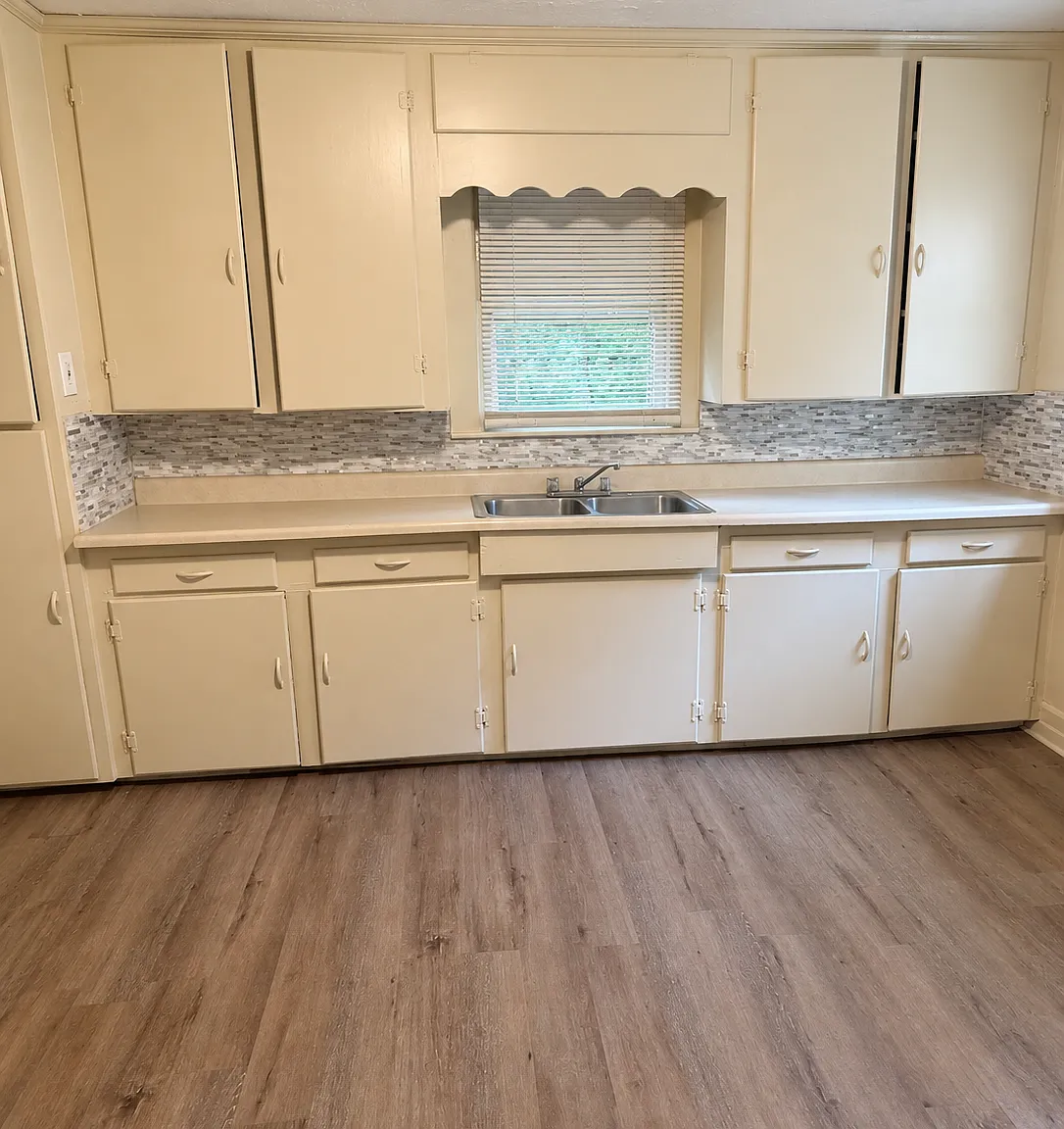 4 Bedroom, 2 Bath Deposit Waived + $150 Gift Card Vouchers Accepted — Photo 3
