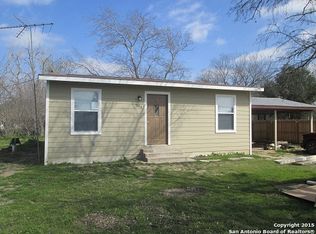 504 Crouch Ave, Devine, TX 78016