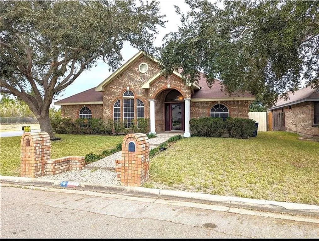 3 bed, 2.0 bath, 2010 sqft, $1,750 — Photo 2