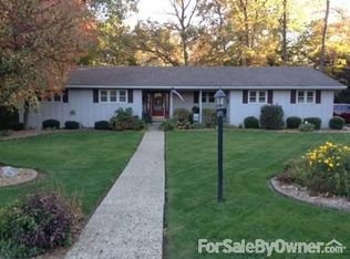 4 Prestwick Dr, Pekin, IL 61554