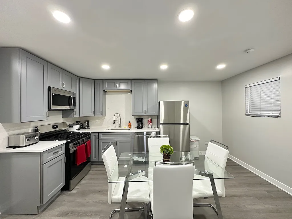 Amazing 2 Bed, 1 Bath at Grand + Damen (East Village) — Photo 3