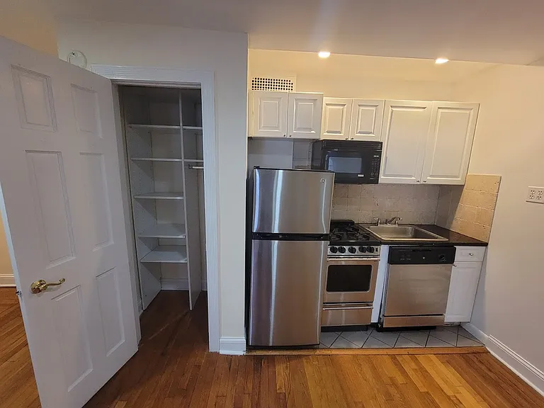 111 E 26th St #D94 — Photo 7