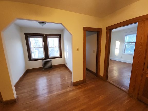 Sunlit study room, great for remote-work.
Can be also used as a dining room.