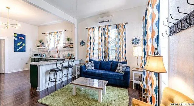1 bed, 1.0 bath, 913 sqft, $1,600 — Photo 2