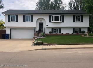 671 5th Ave SW, Dickinson, ND 58601