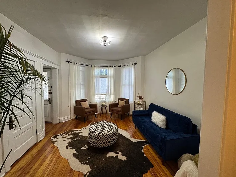 1831 W Nelson St — Photo 1