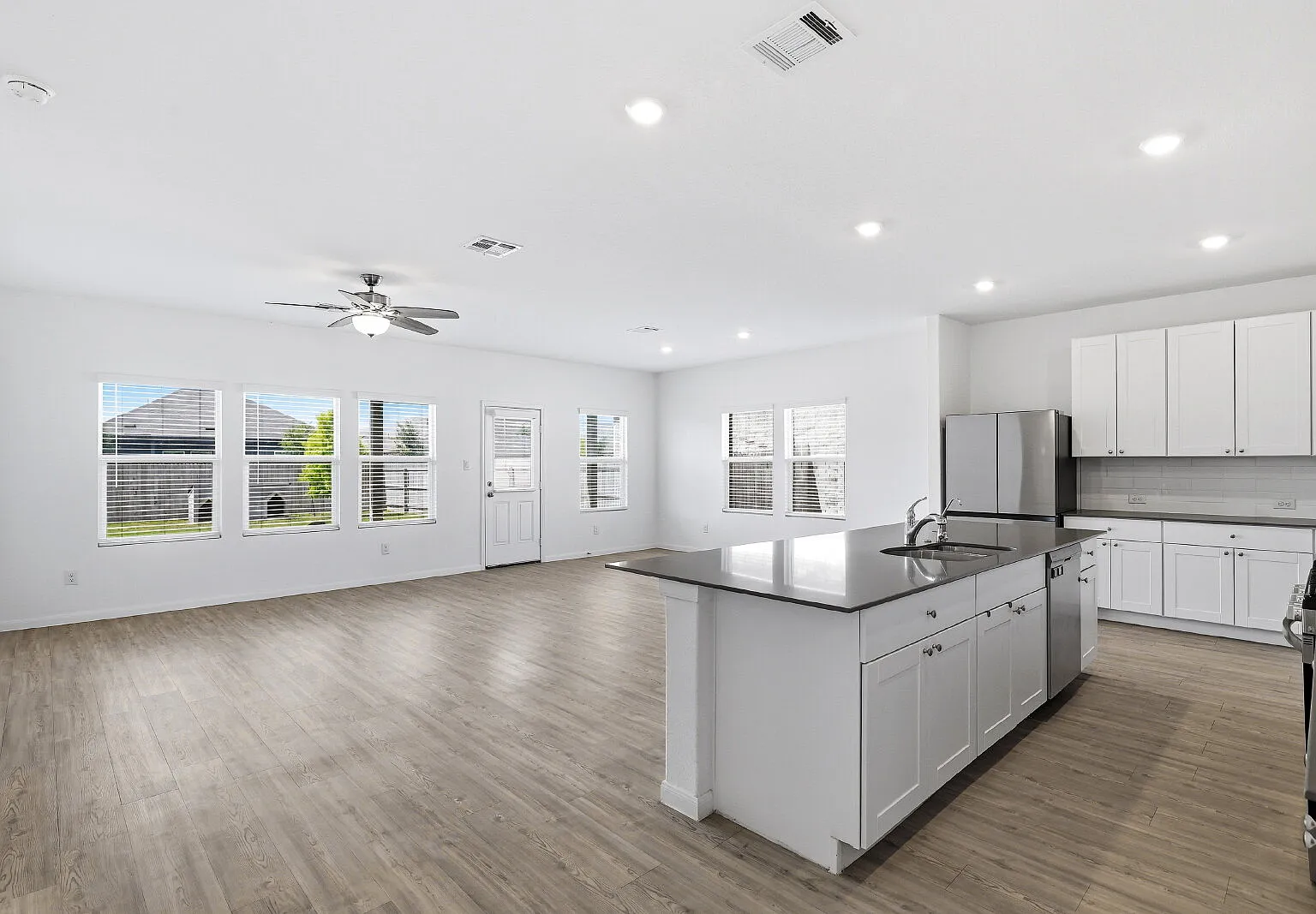 5 bed, 3.5 bath, 2656 sqft, $2,400 — Photo 3