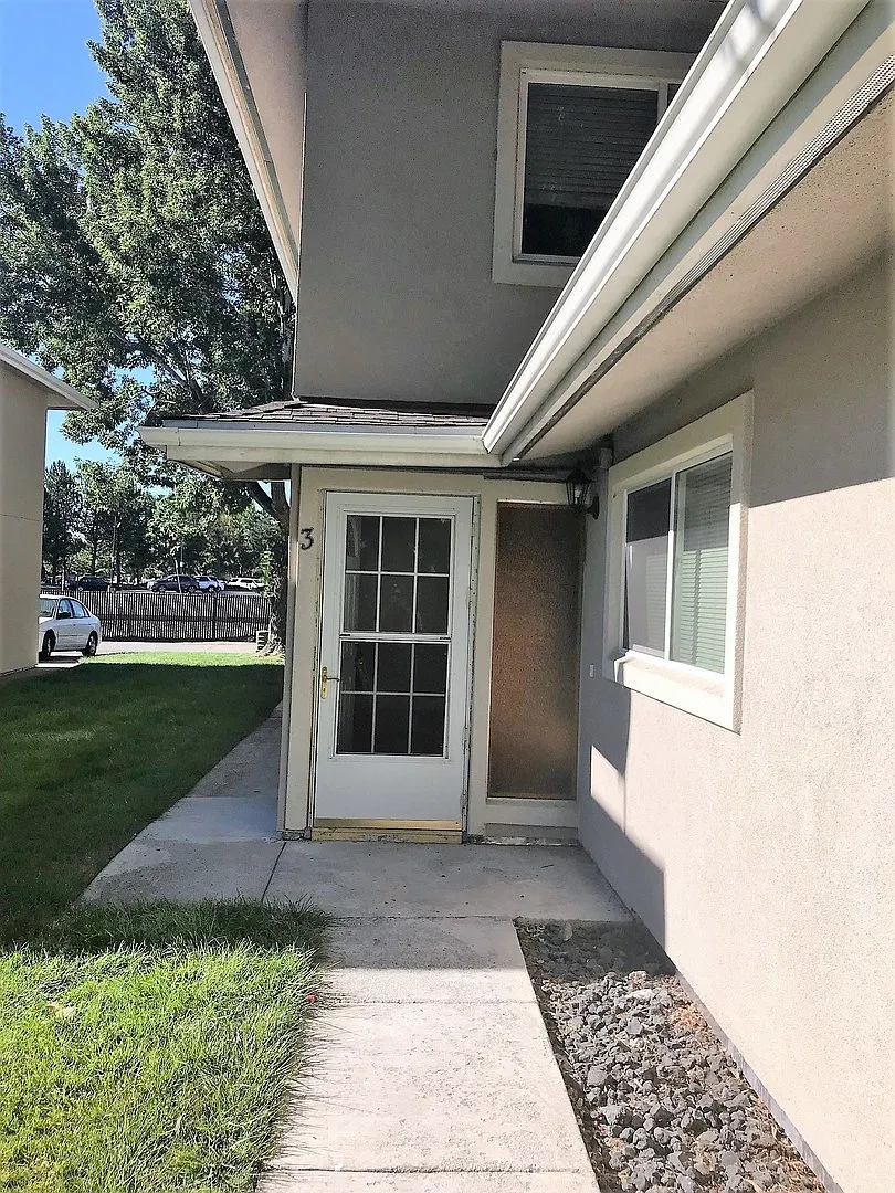 Cute Condo Close to Meadowood Mall — Photo 1