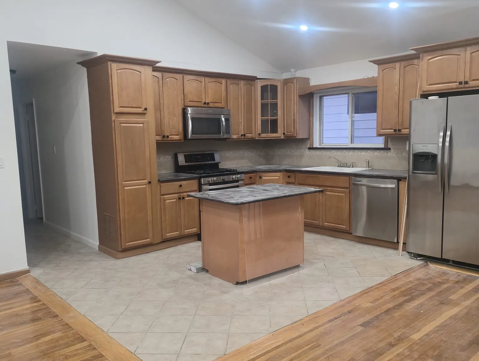 3 bed, 2400 sqft, $3,800 — Photo 3