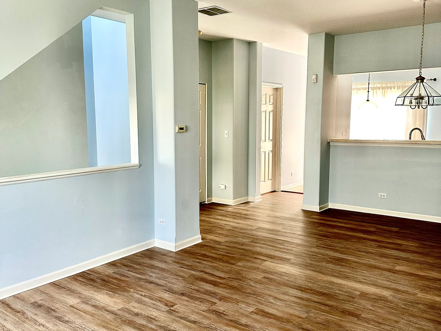 3 bed, 2.5 bath, 1600 sqft, $2,400 — Photo 3