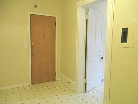 1 bed, 1.0 bath, $810 — Photo 2