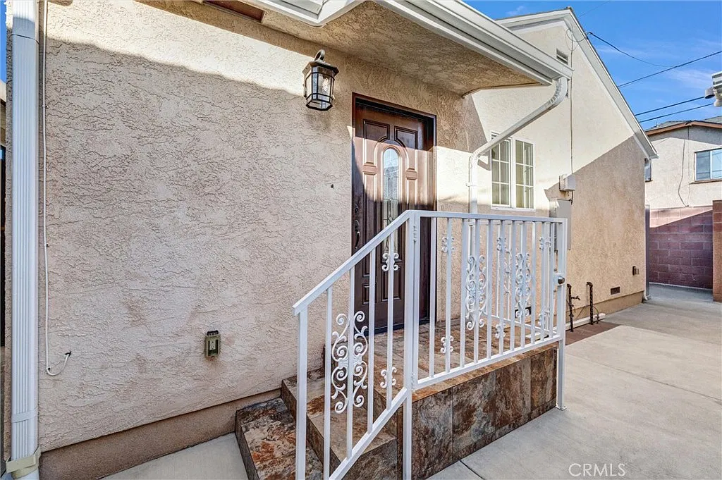 2 bed, 600 sqft, $2,400 — Photo 2